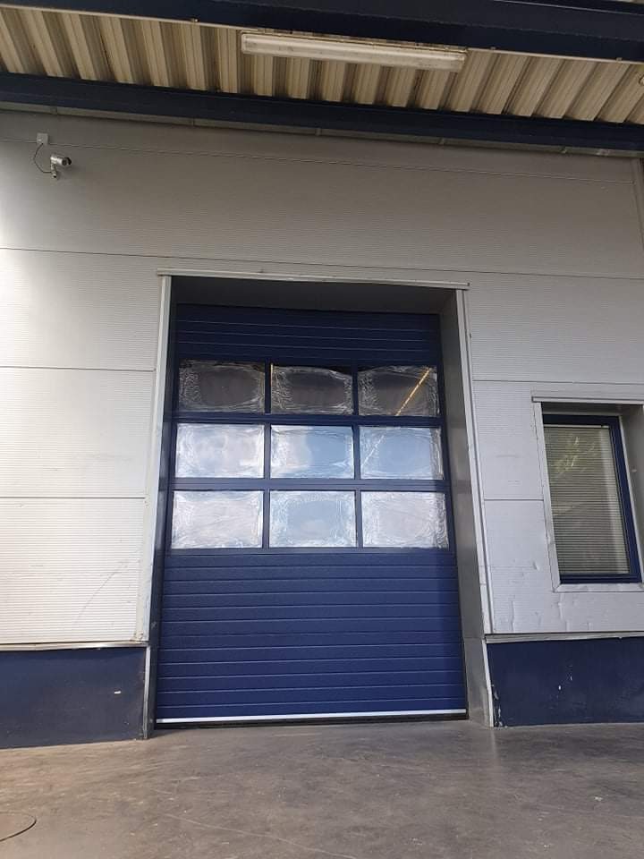 DITEC iparikapu Egyedi színű panoráma ablakos ipari kapu telepítésünk budaörsön